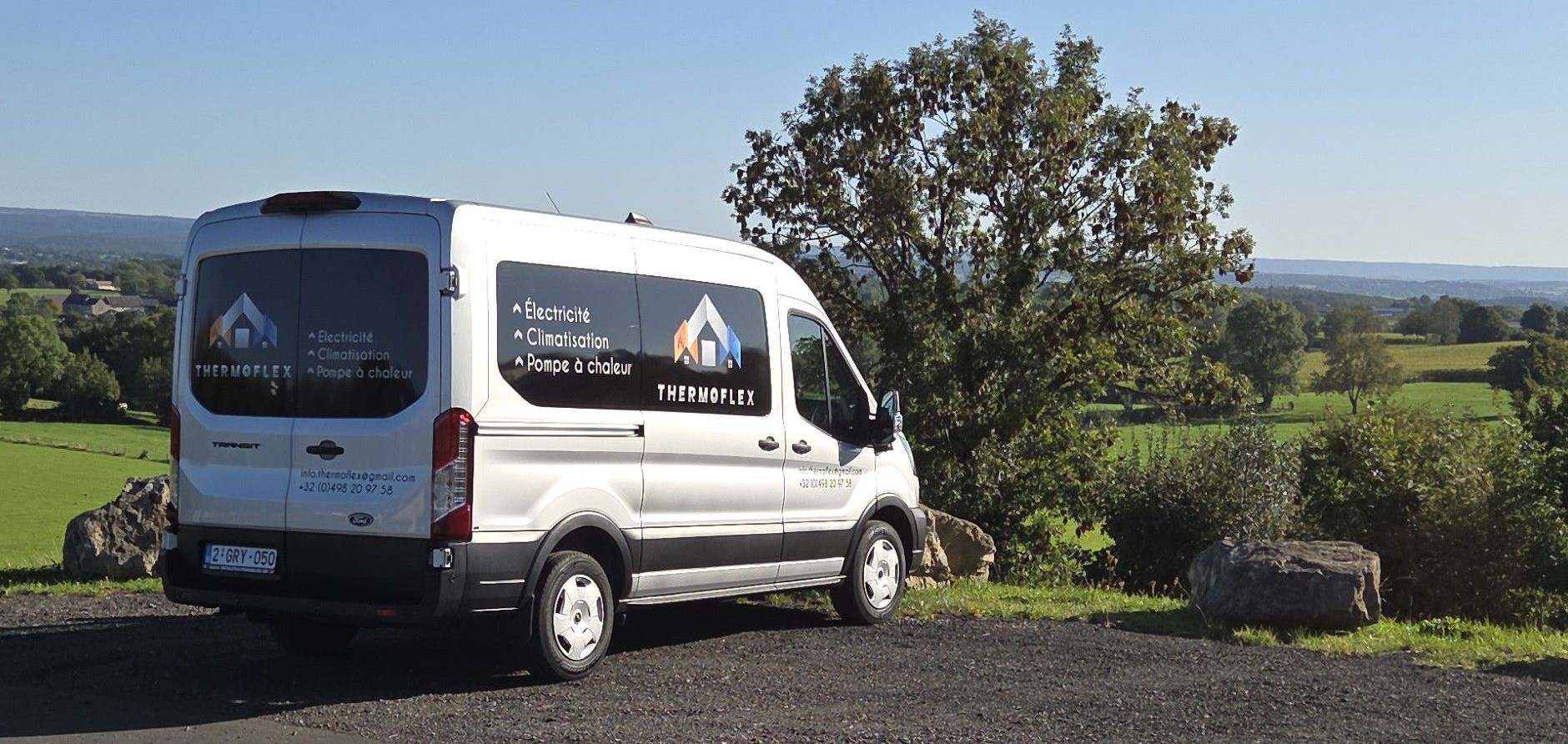 Une camionette Thermoflex garée devant un paysage local